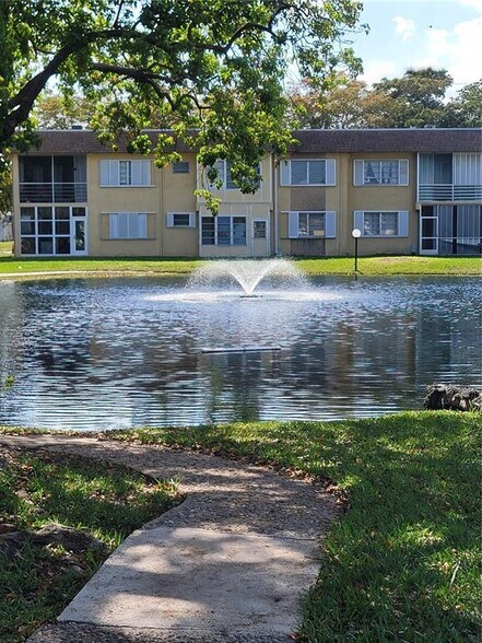 Building Photo - 5140 SW 40th Ave