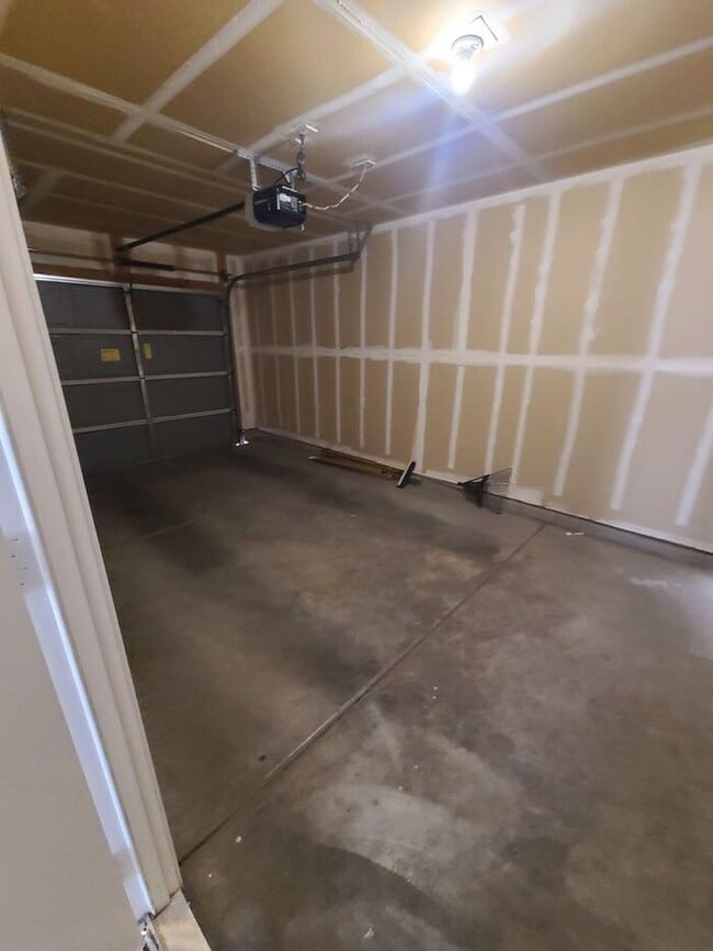 Building Photo - Charming 2-bedroom, 1-bathroom washer/dryer