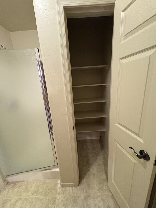 Building Photo - East side beauty 4 bedrooms