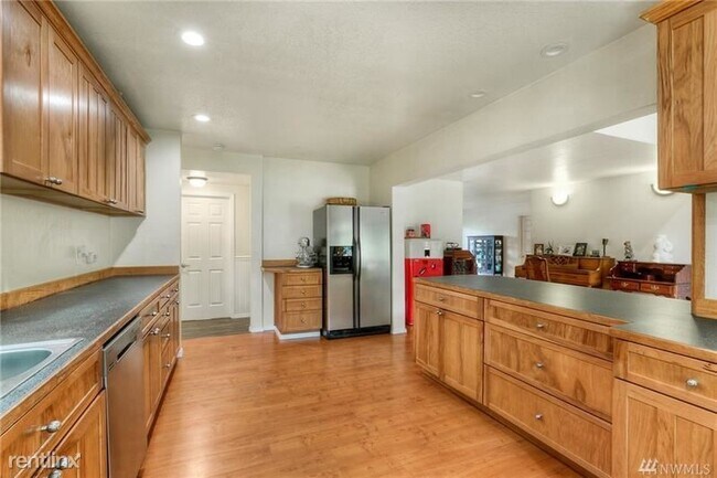 Building Photo - 1305 37th St SE