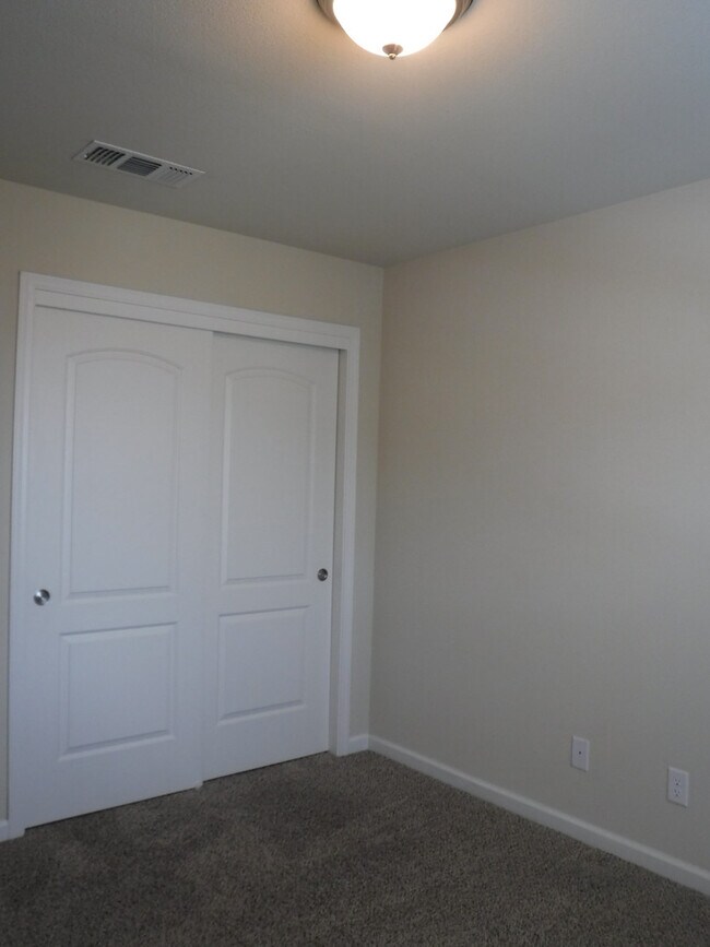 Building Photo - Great 4 Bedroom Condo With Upgrades! Highland Park Subdivision