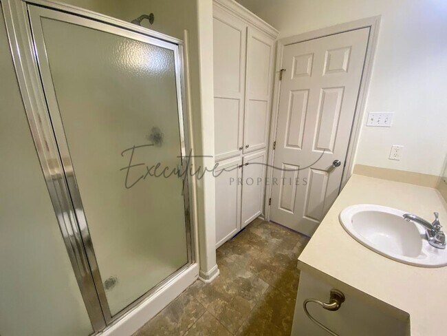 Building Photo - Updated 2-Bed Townhouse Steps from McNeese...