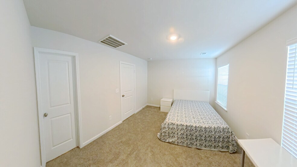 Building Photo - 916 Drake Grove Ln