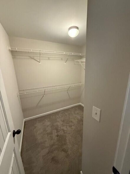 Building Photo - 6085 Oak Bend Ct