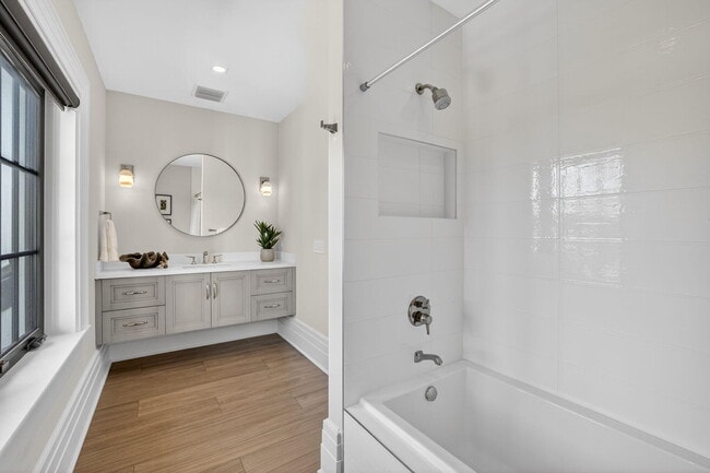 Building Photo - 400 Mola Ave