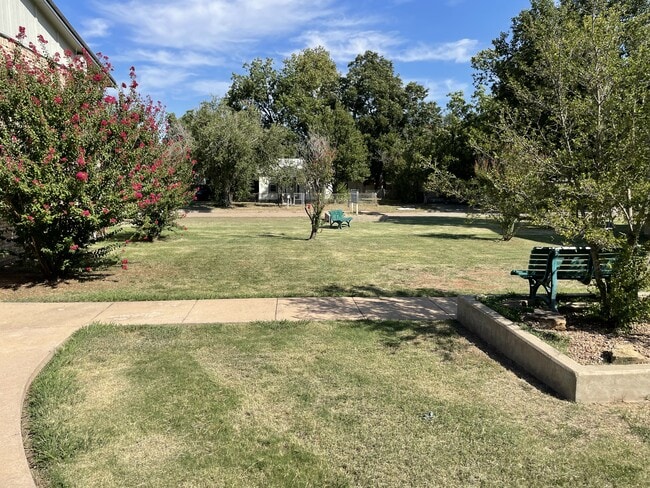 Building Photo - 1502 NW Kingsbury Ave