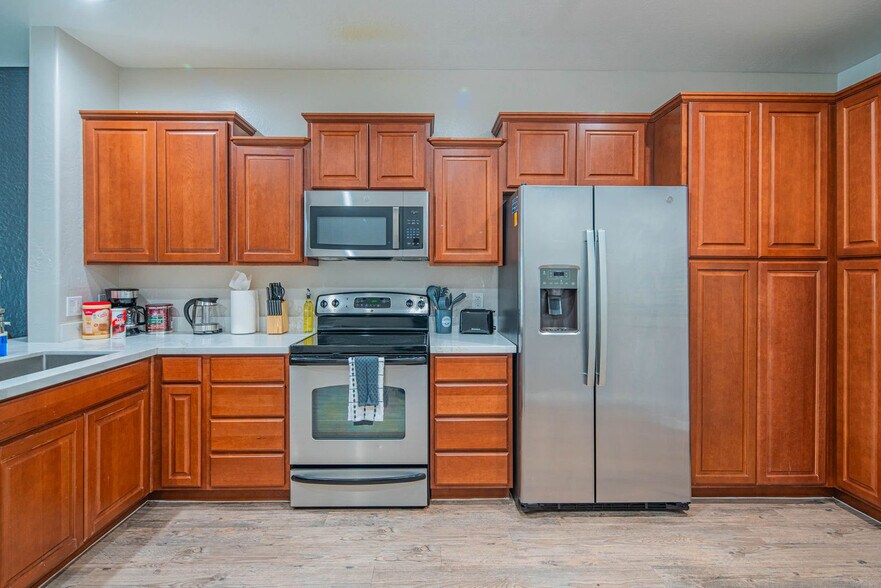 Building Photo - 1275 E University Dr