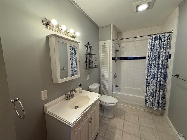 Building Photo - 131 School St