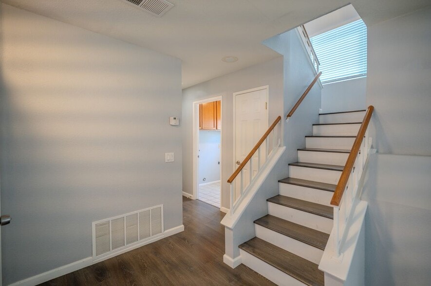 Building Photo - 3099 Oakview Ln