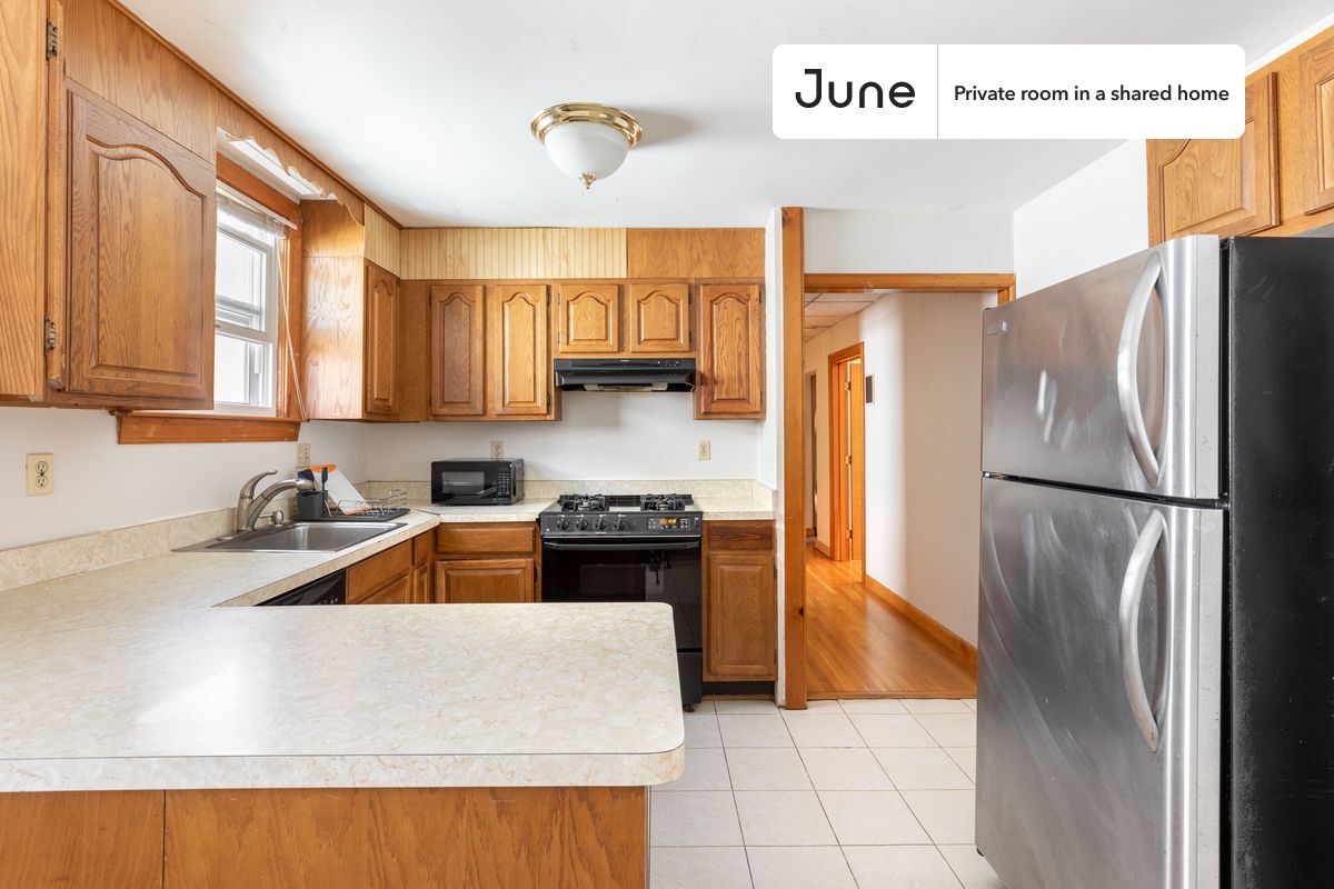 Building Photo - Room in Shared 5 bed/1 bath home