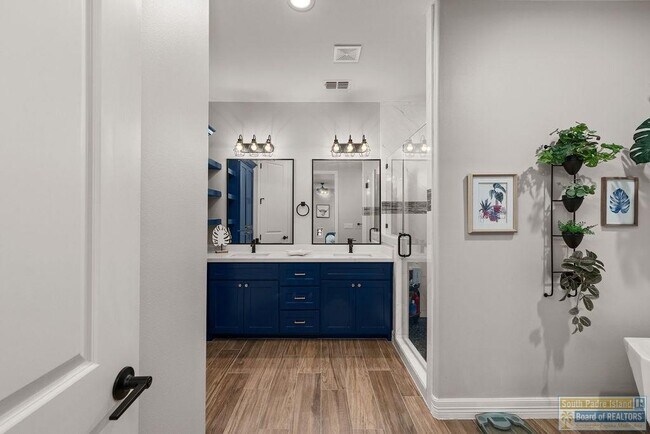 Building Photo - 124 Torrey Pines Dr