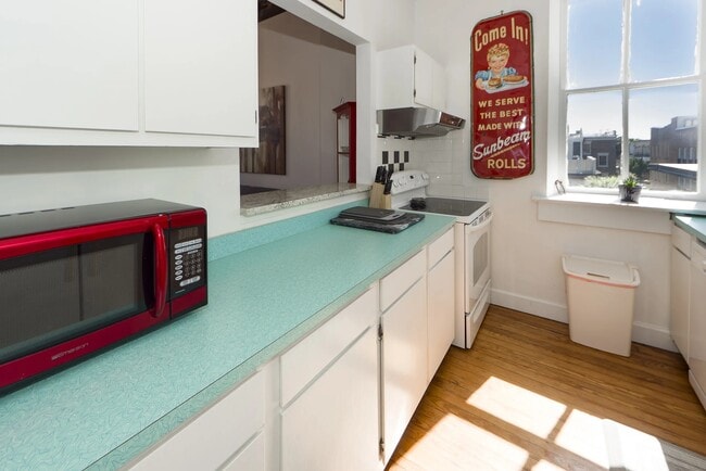 Building Photo - 350 King St