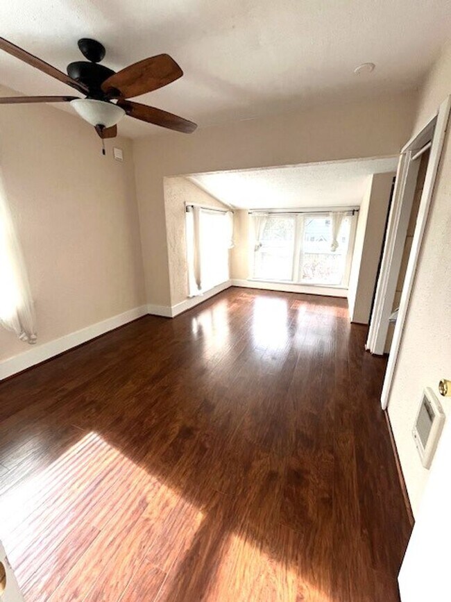 Building Photo - $250 off First full month!! Cute 1 Bedroom...