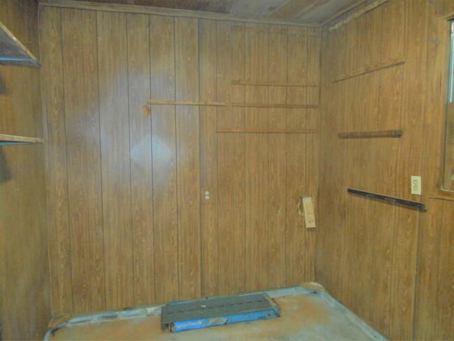 Building Photo - 3 Bedroom 2 Bath Brick Ranch Within 1 Bloc...