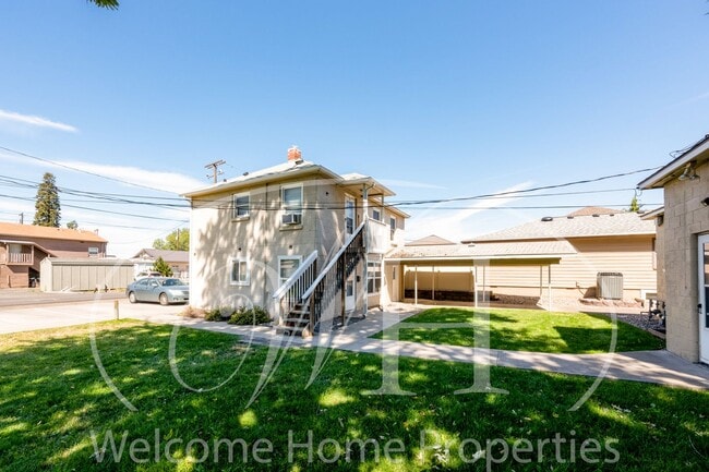 Building Photo - 43 NE Ash Ave