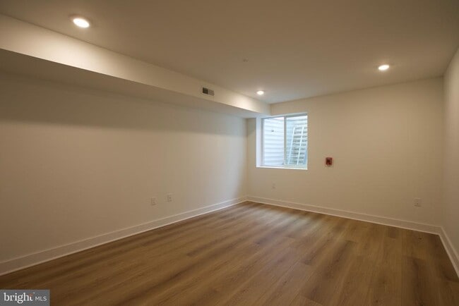 Building Photo - 1224 W Silver St