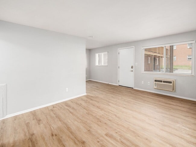 Building Photo - 593 Riverview Dr