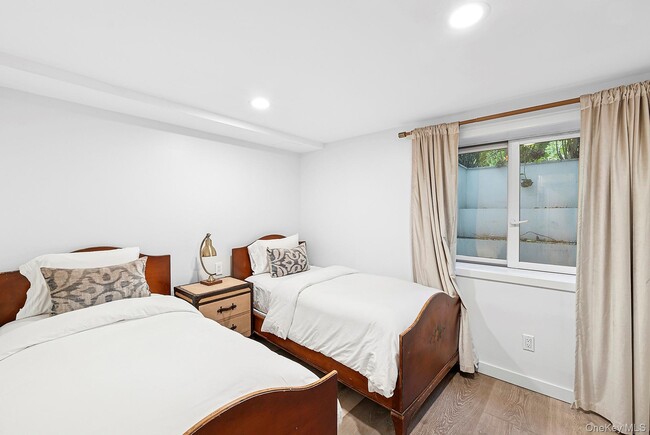 Building Photo - 28 Windermere Dr