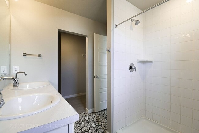 Building Photo - New Townhome in Downtown Johnstown