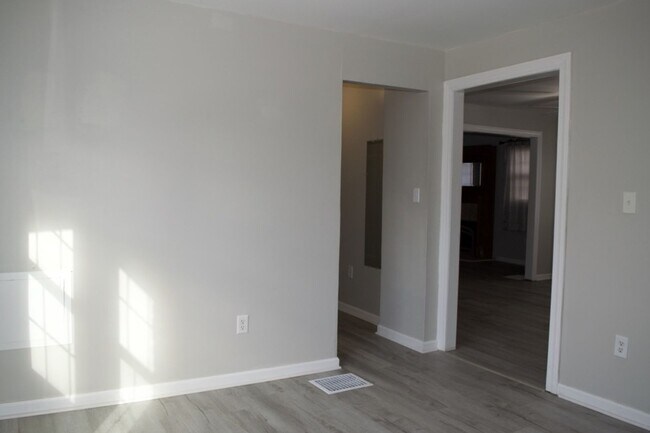 Building Photo - Conveniently Located 3 Bed 2 Bath House