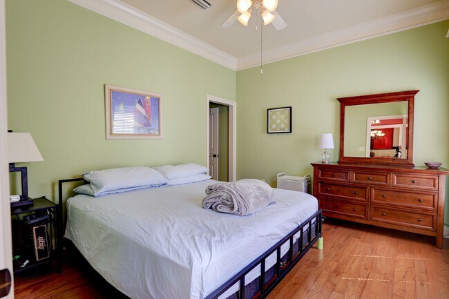 Building Photo - FULLY FURNISHED-  AVAILABLE NOW! 3 Bedroom / 3 Bath Fully- Furnished Brick home