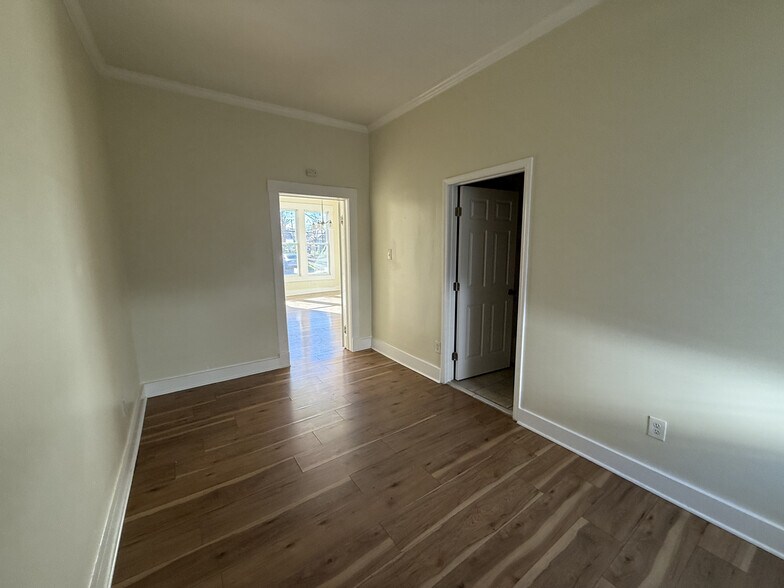 Building Photo - 1371 Ridgeway St