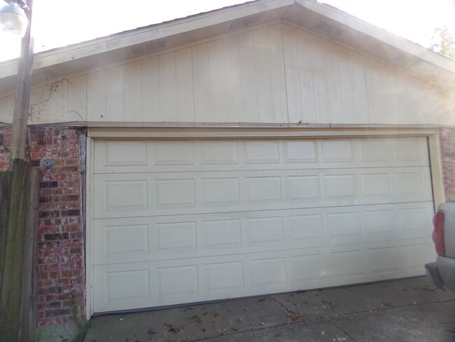 Building Photo - 14611 Leacrest Dr