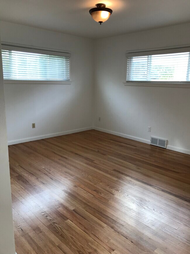 Corner Master with 2 large windows for lots of light - 1202 9th St W