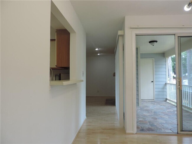 Building Photo - 68 Springhedge Ct St