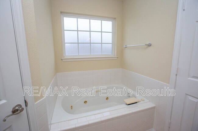 Building Photo - 1902 SW Fremont Rd