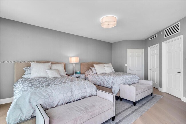 Building Photo - 1643 Brickell Ave