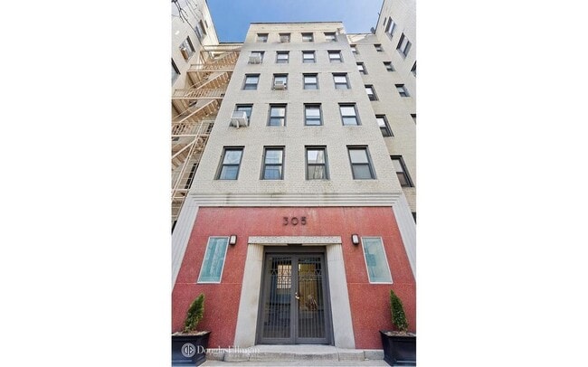 Building Photo - 305 W 52nd St