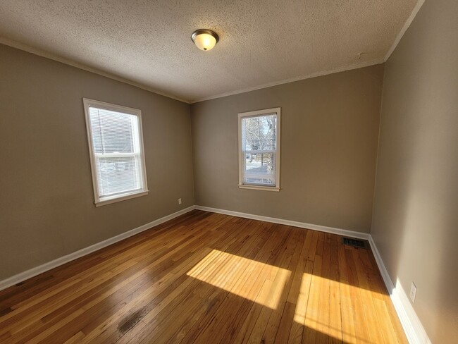 Building Photo - Great two bedroom duplex on Urbandale Avenue!