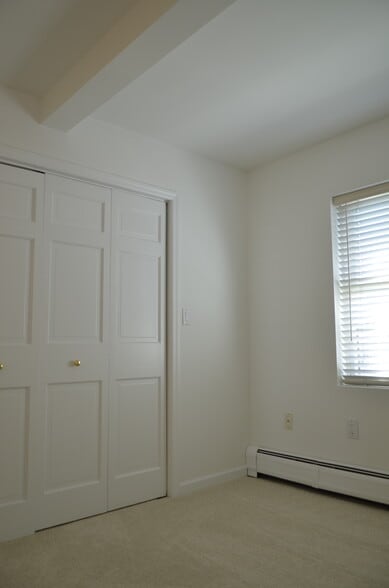 Main level bedroom - 18 Berrian Pl