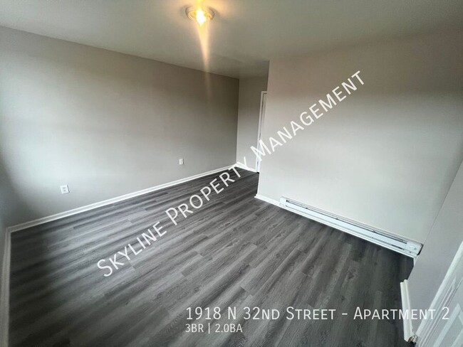 Building Photo - Newly Renovated 3 Bedroom Apartment For Re...