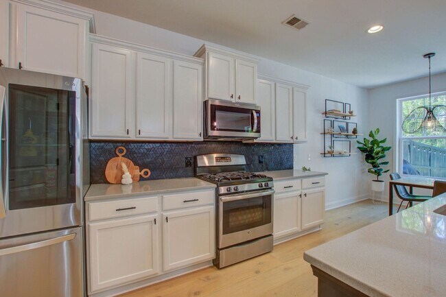 Building Photo - 4 Bedroom 2.5 Bath Townhome in Oyster Point - Mount Pleasant
