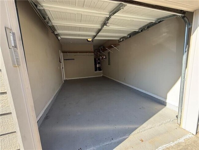 Building Photo - 314 Pin Oak Ave