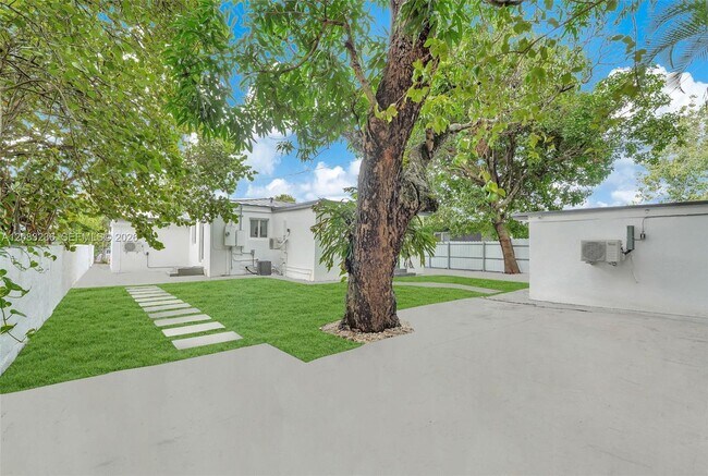 Building Photo - 250 NW 45th St