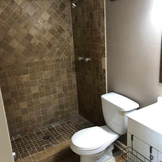 Building Photo - 205 Hedgewood Ct