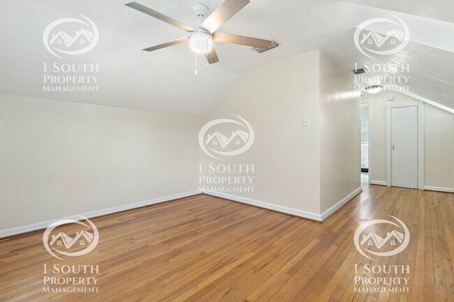 Building Photo - 300 Thornhill Cir