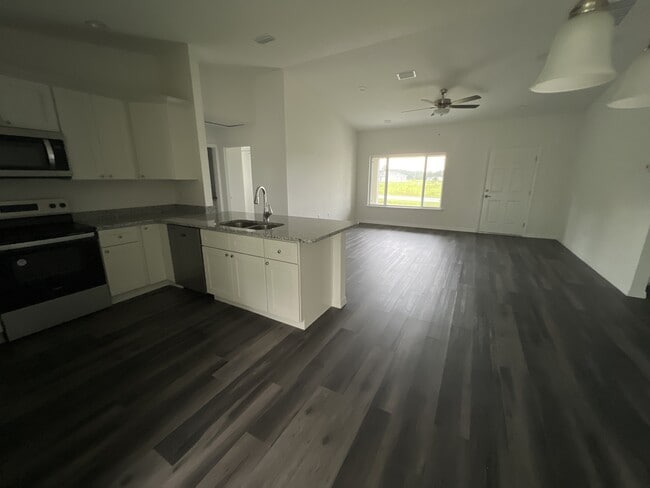 Building Photo - 18 Maple Ln