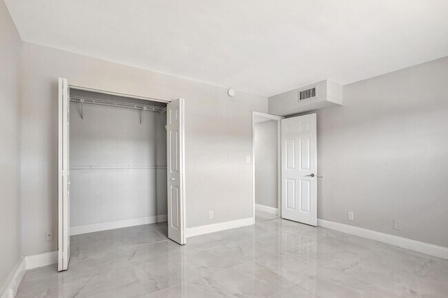 Building Photo - 2202 Lucaya Bend
