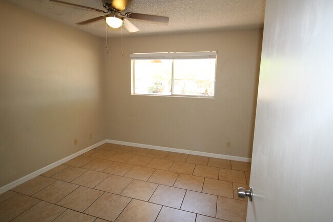 Building Photo - 1130 W 9th St