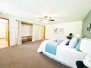 Building Photo - 450 NE Riverhill Dr