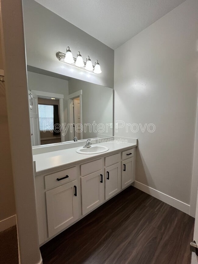 Building Photo - 586 N 360 W