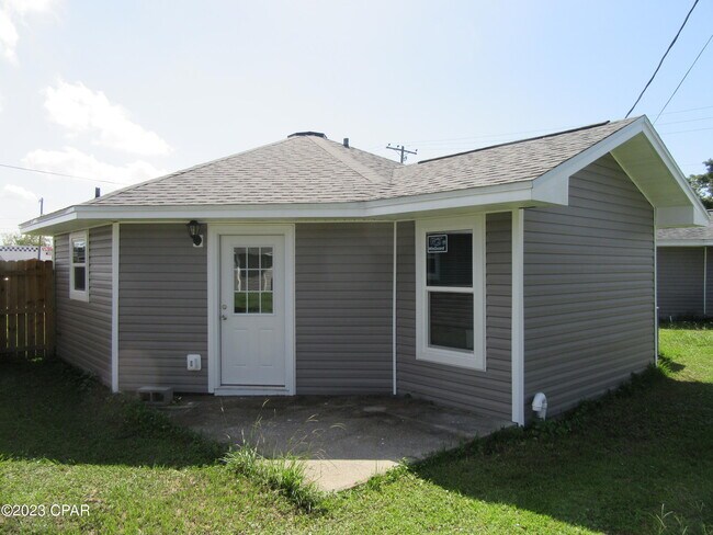 Building Photo - 1300 Grace Ave