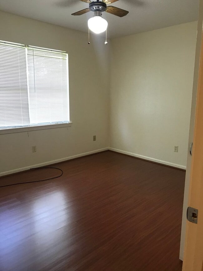 Building Photo - Close to Barksdale Air Force Base... Large yard that backs up to Park!!!