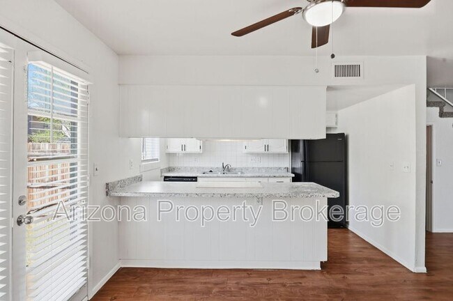 Building Photo - 245 E Vine Cir