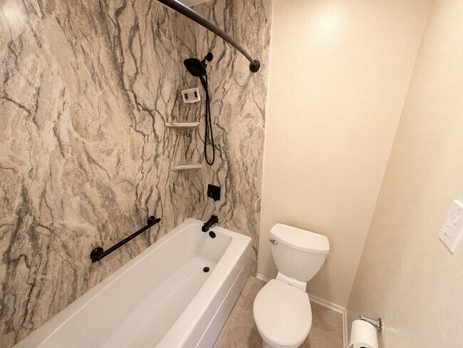 Building Photo - Bellaire Home!