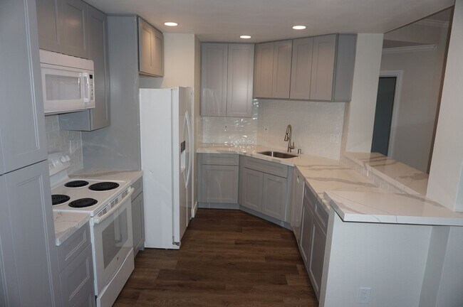 Building Photo - Highly Upgraded End Unit 2 Bedroom 2 Bathroom in Orange